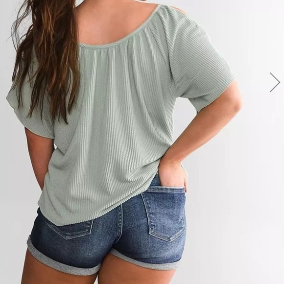 Day trip size large cold shoulder toe front top - Picture 4 of 7